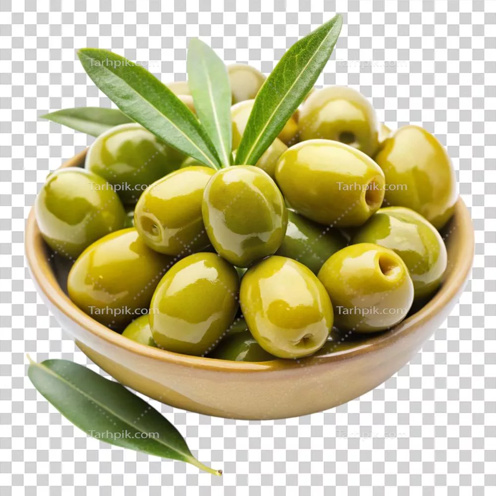 عکس دوربری نمای نزدیک از زیتونهای سبز براق بر روی سطحی سفید و تمیز که بافت نرم و تازگی آنها را به نمایش میگذارد
