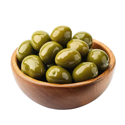 عکس دوربری زیتونهای تازه و سبز در یک کاسه چوبی با پسزمینه شفاف و طبیعی