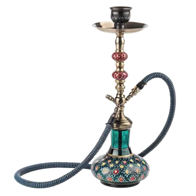 عکس دوربری شیشه قلیان زینتی و با شکوه با پایه فیروزه‌ای و طرح‌های گلدار و تزئینات برنجی