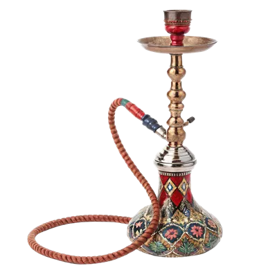 عکس دوربری شیشه رنگارنگ و تزئینی قلیان با طراحی پیچیده و شلنگ چوبی