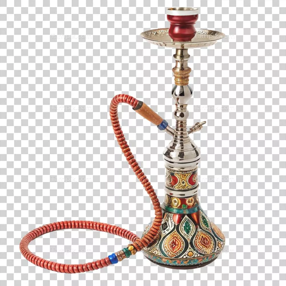 عکس دوربری قلیان زینتی و رنگارنگ با شلنگ قرمز و کارهای فلزی پیچیده