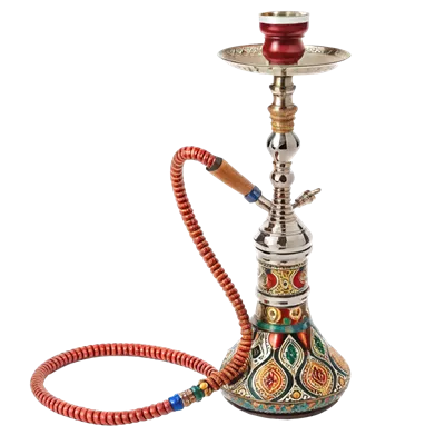 عکس دوربری قلیان زینتی و رنگارنگ با شلنگ قرمز و کارهای فلزی پیچیده