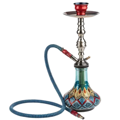 عکس دوربری شومینه‌ای با طرح زینتی و رنگارنگ با شلنگ آبی و کاسه قرمز