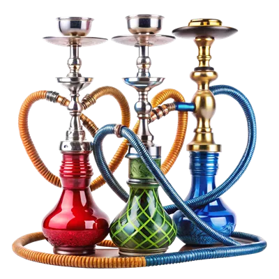 عکس دوربری نمایش سه تایی قلیان‌های رنگارنگ بر روی سینی - نمایی زنده از لوله‌های توتون قلیان
