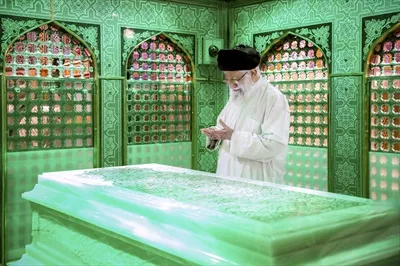 عکس حضرت آیت الله العظمی خامنه ای داخل حرم مطهر رضوی