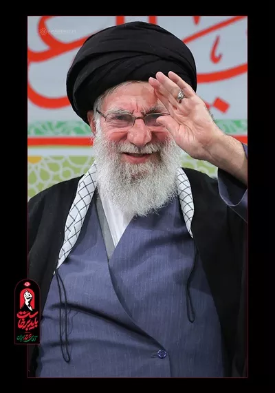 عکس پوستر استرابورد رهبر شهید ایران برای مراسم بدرقه