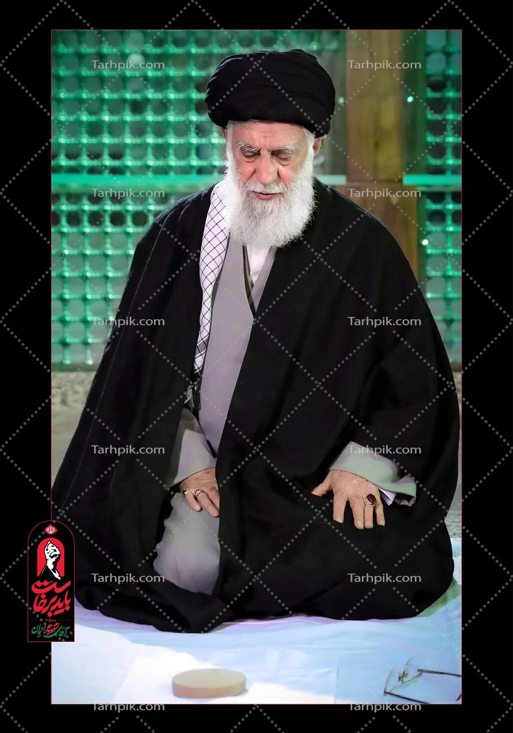 عکس پوستر استرابورد تصویر سید علی خامنه ای در حال نماز خواندن