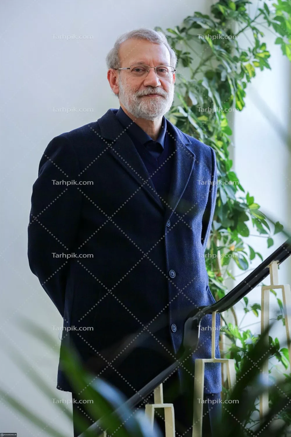 عکس شهید علی لاریجانی ایستاده