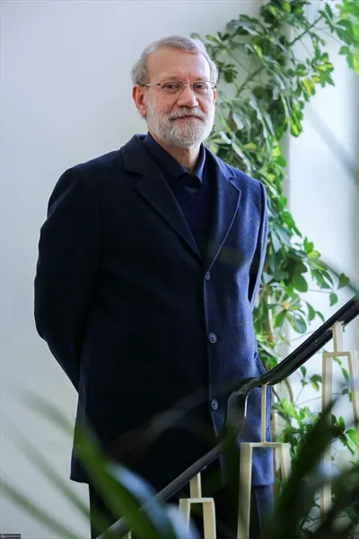عکس شهید علی لاریجانی ایستاده