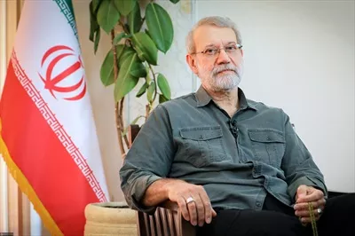 عکس شهید لاریجانی کنار پرچم جمهوری اسلامی