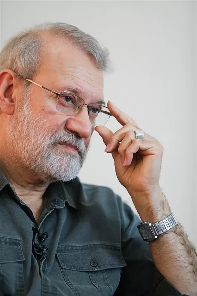 عکس شهید لاریجانی با ژست متفکرانه