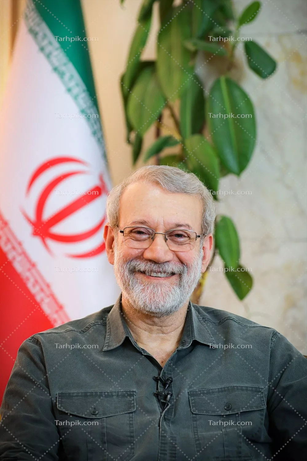 عکس شهید دکتر علی لاریجانی با پس زمینه پرچم ایران