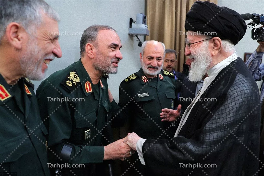 عکس محمدحسین محقق در دیدار با رهبر شهید