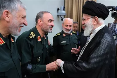 عکس محمدحسین محقق در دیدار با رهبر شهید