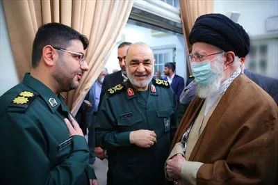 عکس دبدار رهبر شهید با فرماندهان نظامی سپاه پاسداران