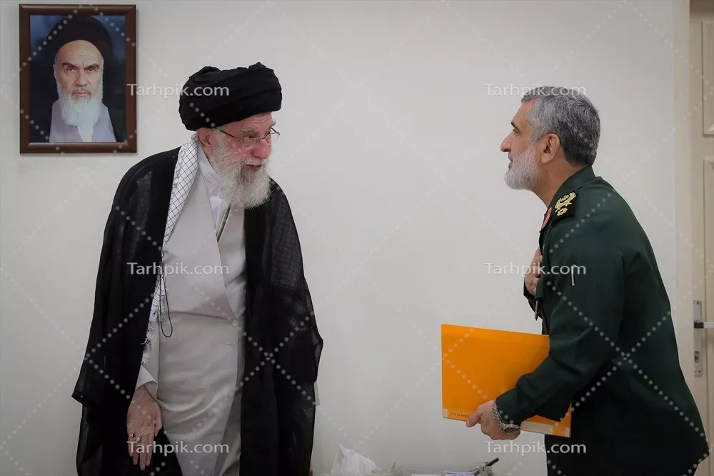 عکس شهید حاجی زاد در دیدار با رهبر شهید