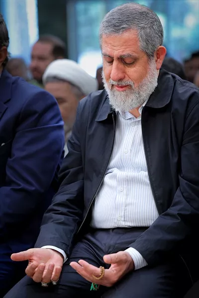 عکس شهید محمد سعید ایزدی در حال دعا و نیایش