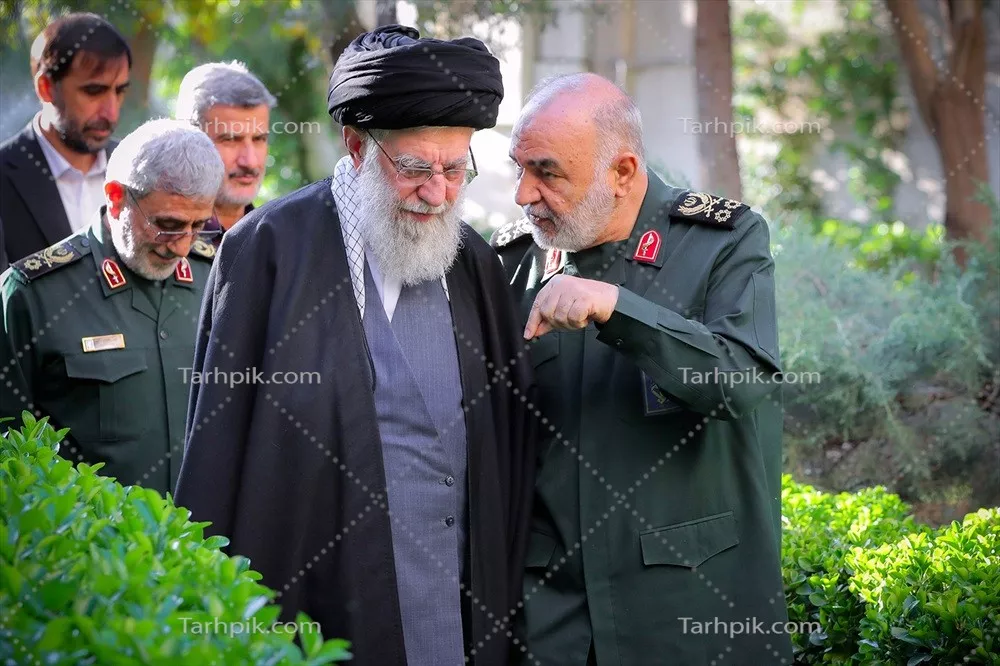عکس شهید حسین سلامی در حال صحبت با رهبر شهید