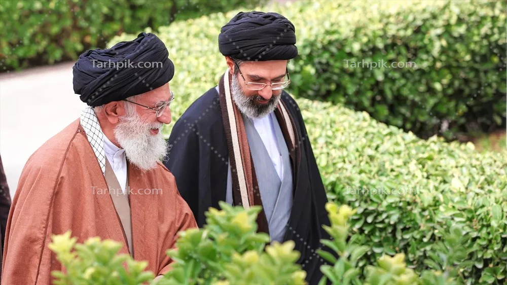 عکس ملاقات و لحظات صمیمی مجتبی خامنهای و پدرش در پارک
