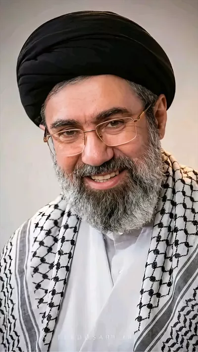 عکس آیت الله مجتبی خامنهای با چفیه