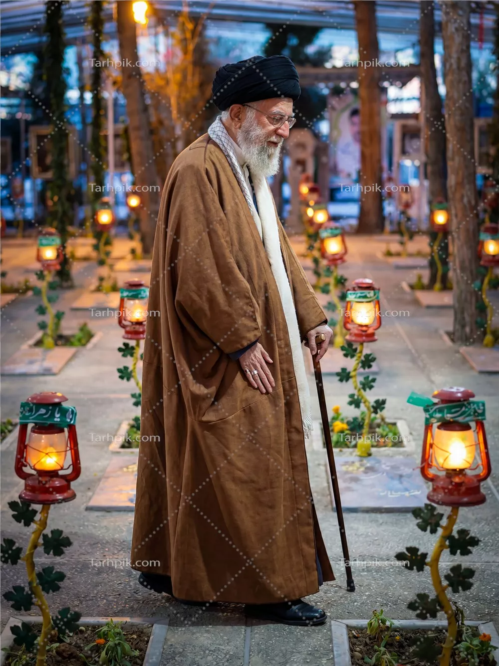 عکس با کیفیت حضرت آیت الله خامنه ای در گلزار شهدا