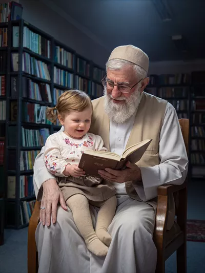 عکس با کیفیت حضرت آیت الله خامنه ای ونوه ایشان در کتابخانه