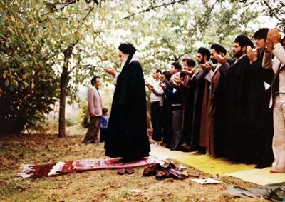 عکس آیت الله خمینی در حال اقامه نماز جماعت