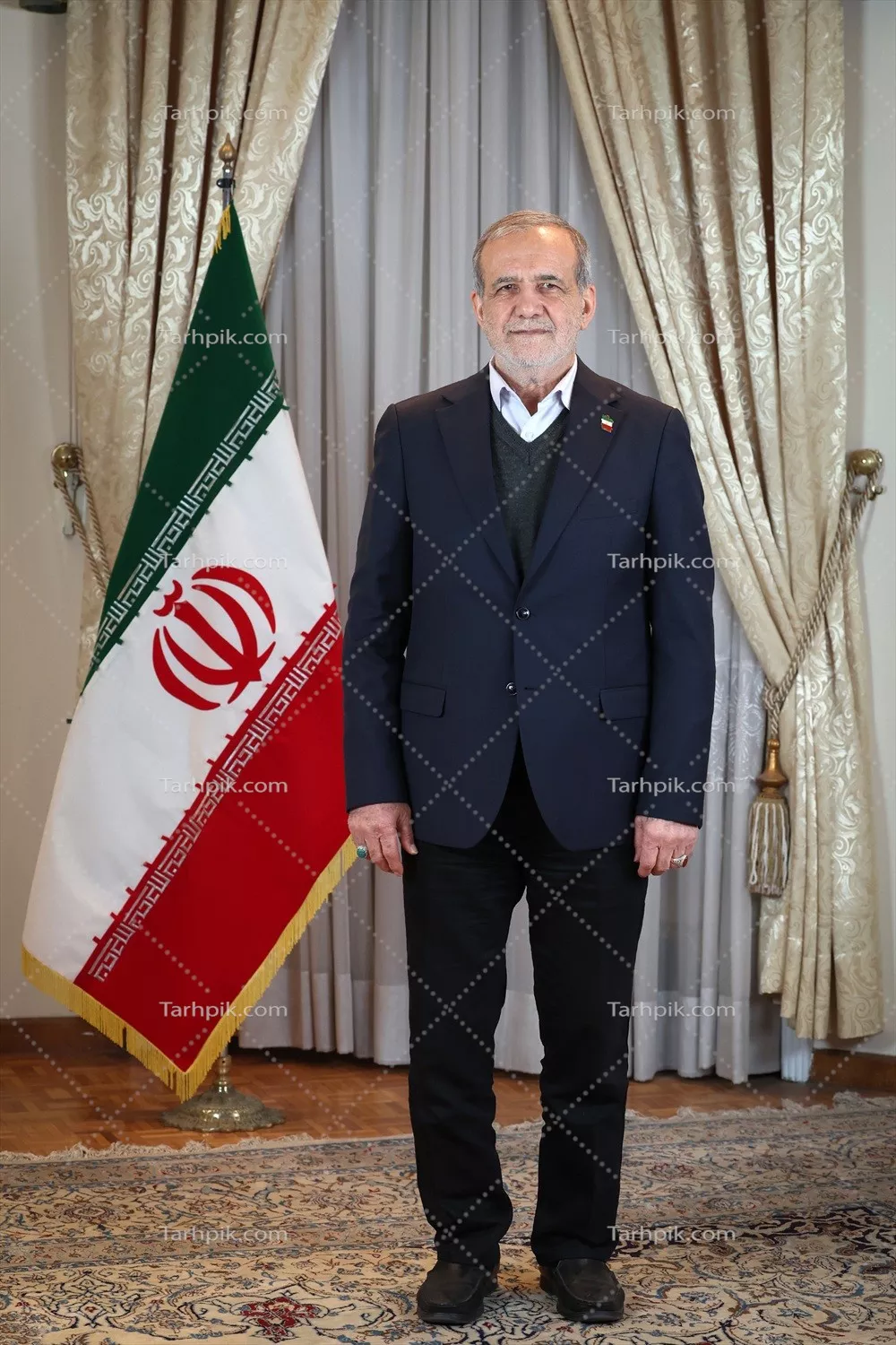 عکس دکتر پزشکان در کنار پرچم ایران ایستاده