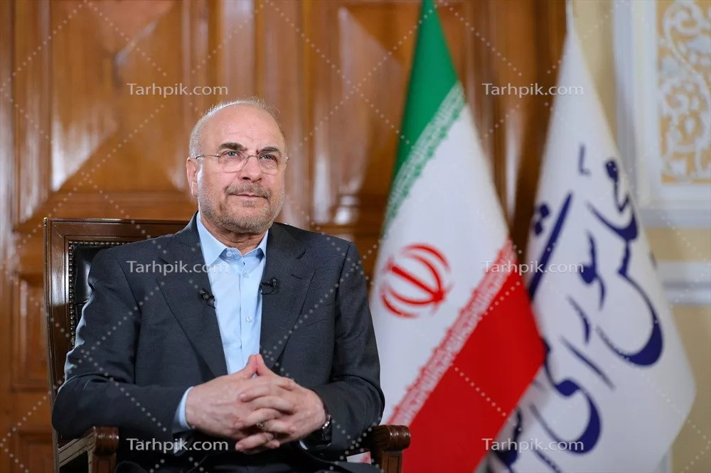 عکس دکتر محمد باقر قالیباف در کنار پرچم جمهوری اسلامی ایران