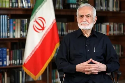 عکس شهید کمال خرازی در کنار پرچم ایران