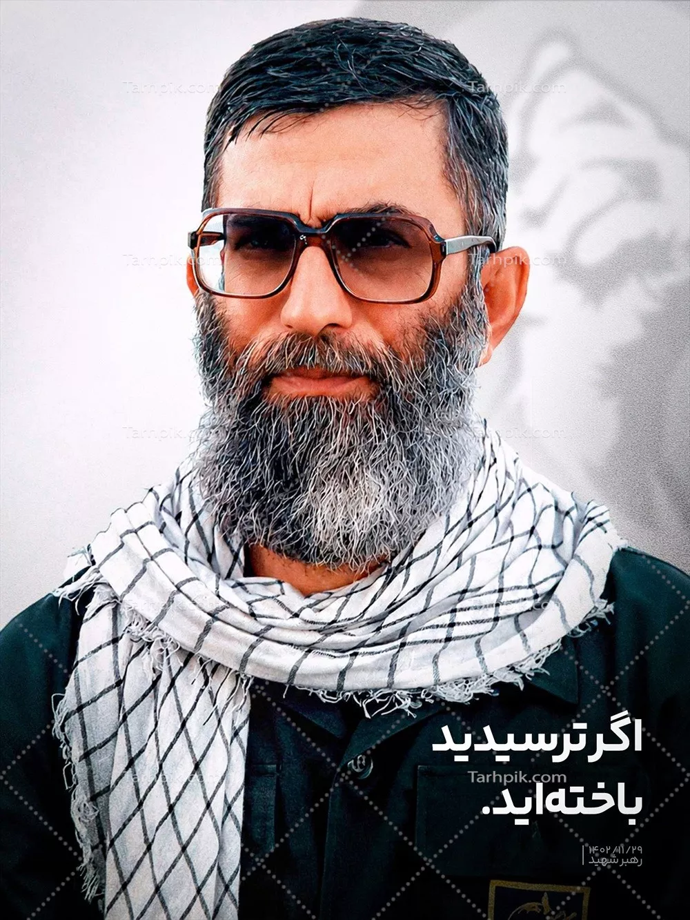 عکس آیت الله خامنهای با لباس نظامی وچفیه وجمله اگر ترسیدید باخنه اید