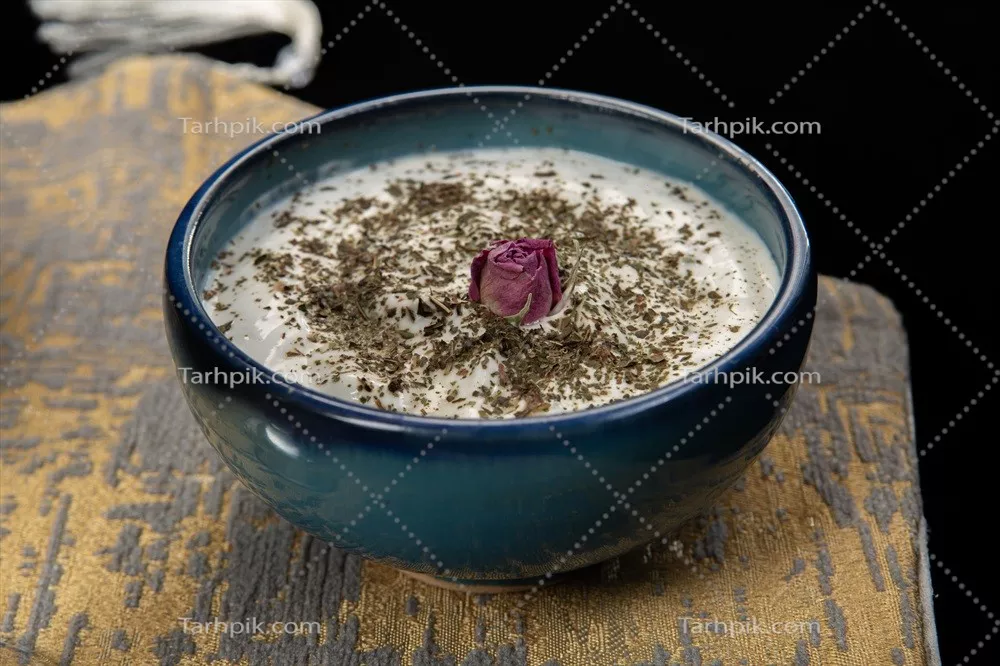 عکس دوغ محلی در کاسه سفالی با گل محمدی ونعنا