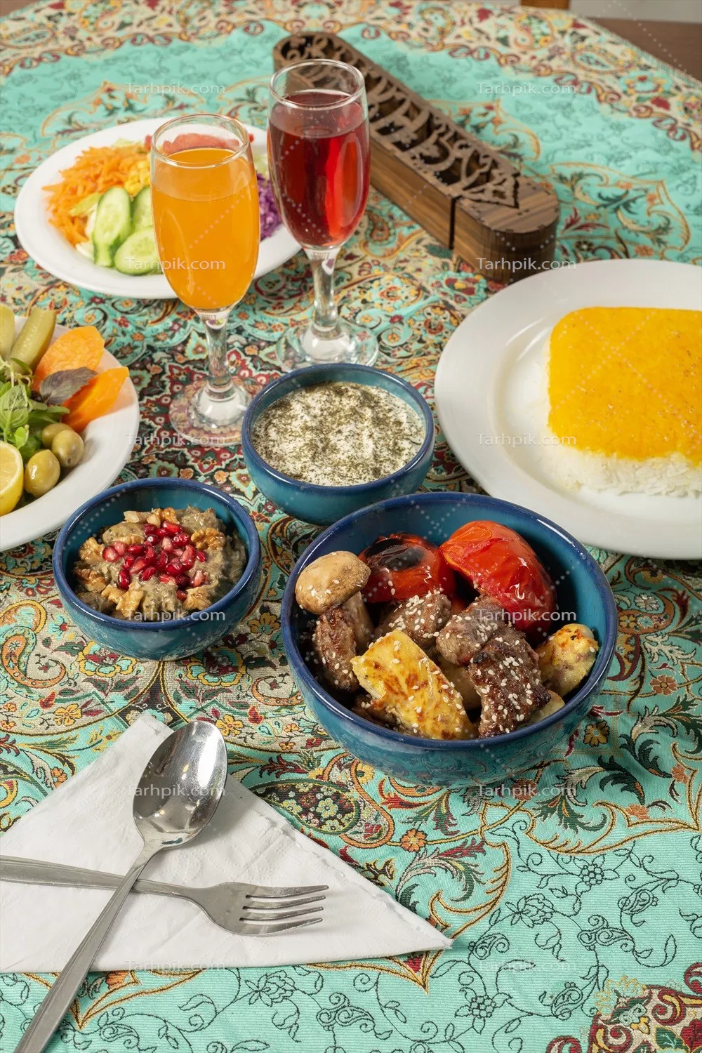 عکس سفره غذای سنتی با کاسه کباب، برنج کته، دوغ محلی و مخلفات