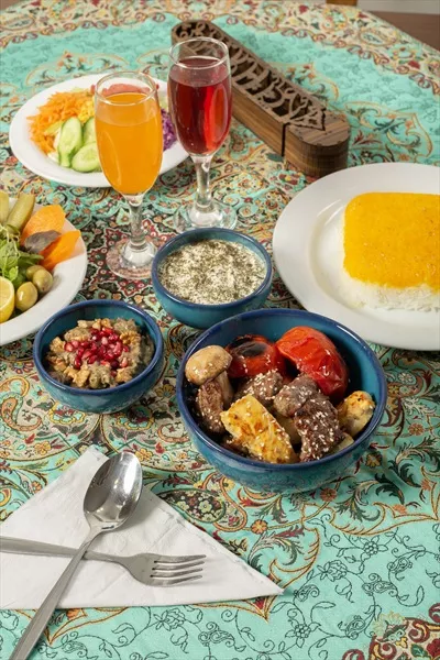 عکس سفره غذای سنتی با کاسه کباب، برنج کته، دوغ محلی و مخلفات