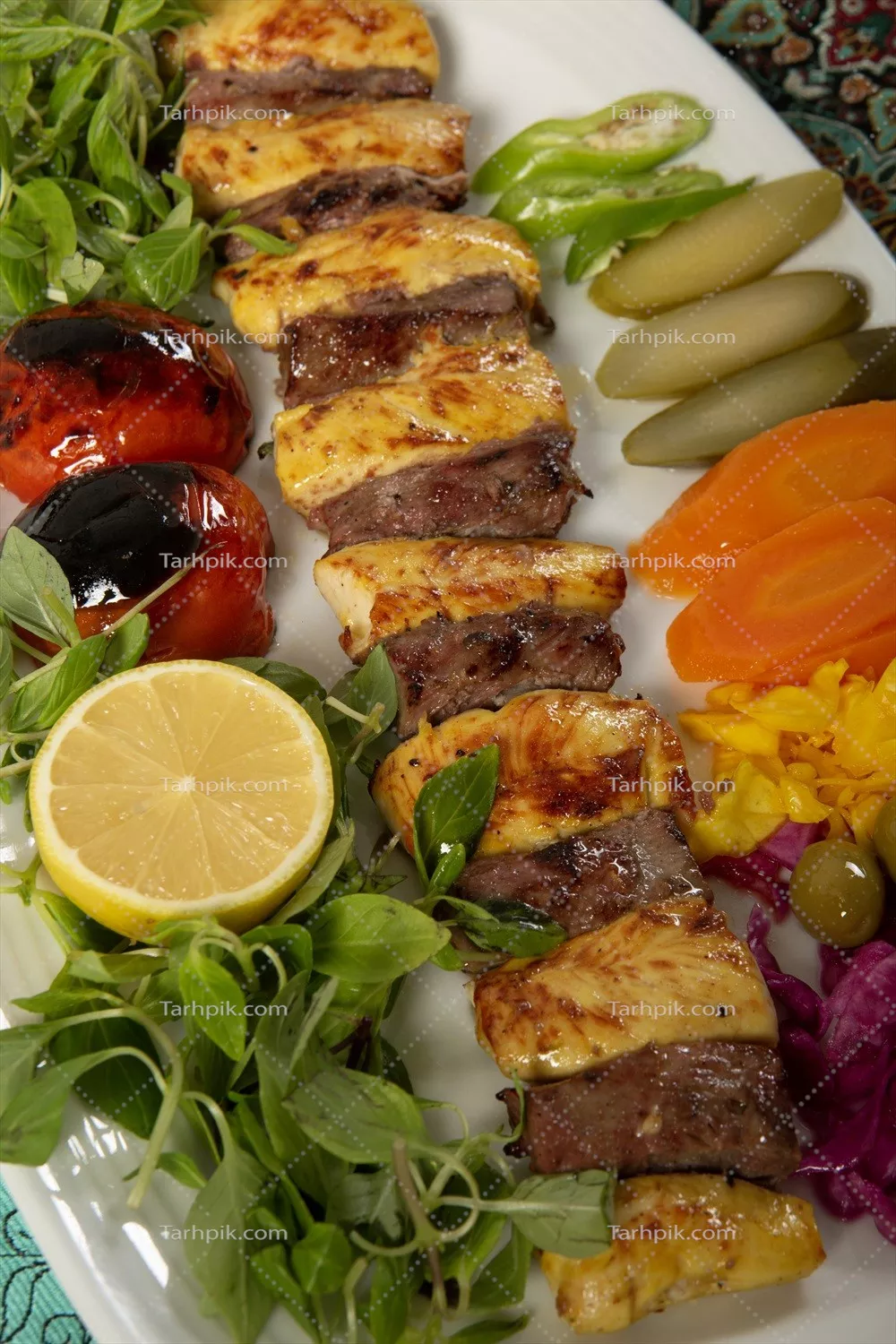 عکس کباب بختیاری داخل سینی با دورچین و مخلفات