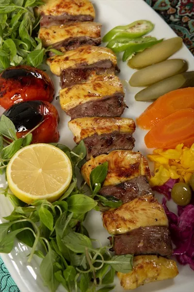 عکس کباب بختیاری داخل سینی با دورچین و مخلفات