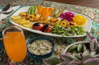 عکس جوجه حلزونی و مخلفات روی سفره