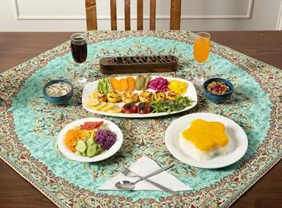 عکس جوجه حلزونی با مخلفات کامل روی میز