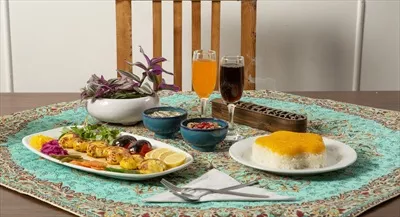 عکس جوجه حلزونی روی میز غذاخوری