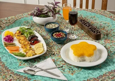 عکس میز غذای ایرانی با جوجه حلزونی و برنج کته