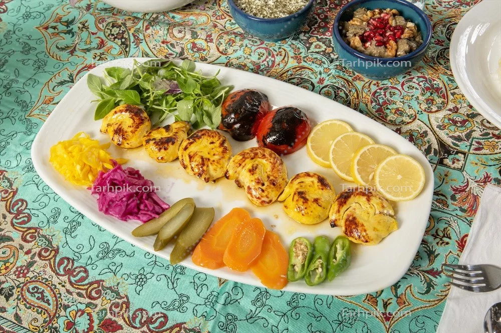 عکس جوجه‌ کباب حلزونی روی سفره