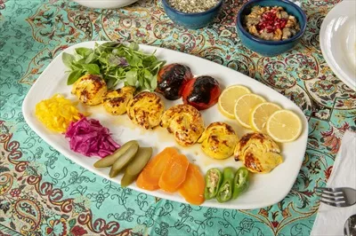 عکس جوجه کباب حلزونی روی سفره