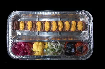 عکس کباب نگینی داخل ظرف یکبار مصرف