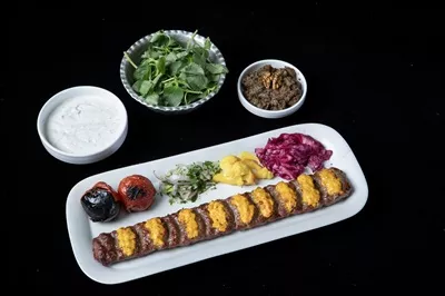 عکس کباب نگینی خوشمزه با دورچین