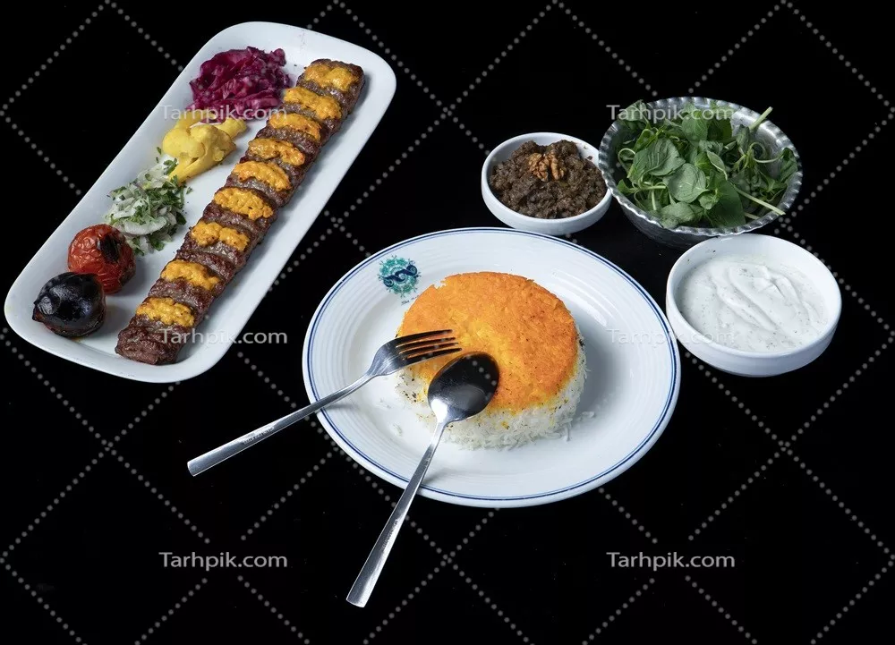 عکس کباب نگینی با برنج کته در پس زمینه سیاه