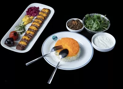 عکس کباب نگینی با برنج کته در پس زمینه سیاه