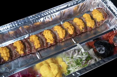 عکس کباب نگینی روی پس زمینه مشکی