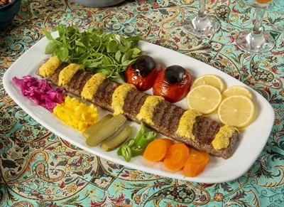 عکس کباب نگینی لذیذ و خوشمزه با مخلفات و دورچین