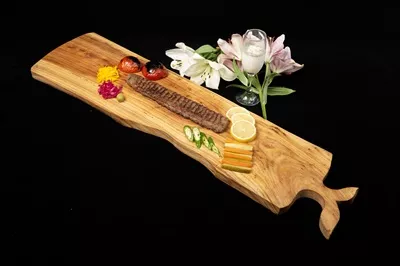 عکس کباب کوبیده روی تخته چوبی با گل و مخلفات