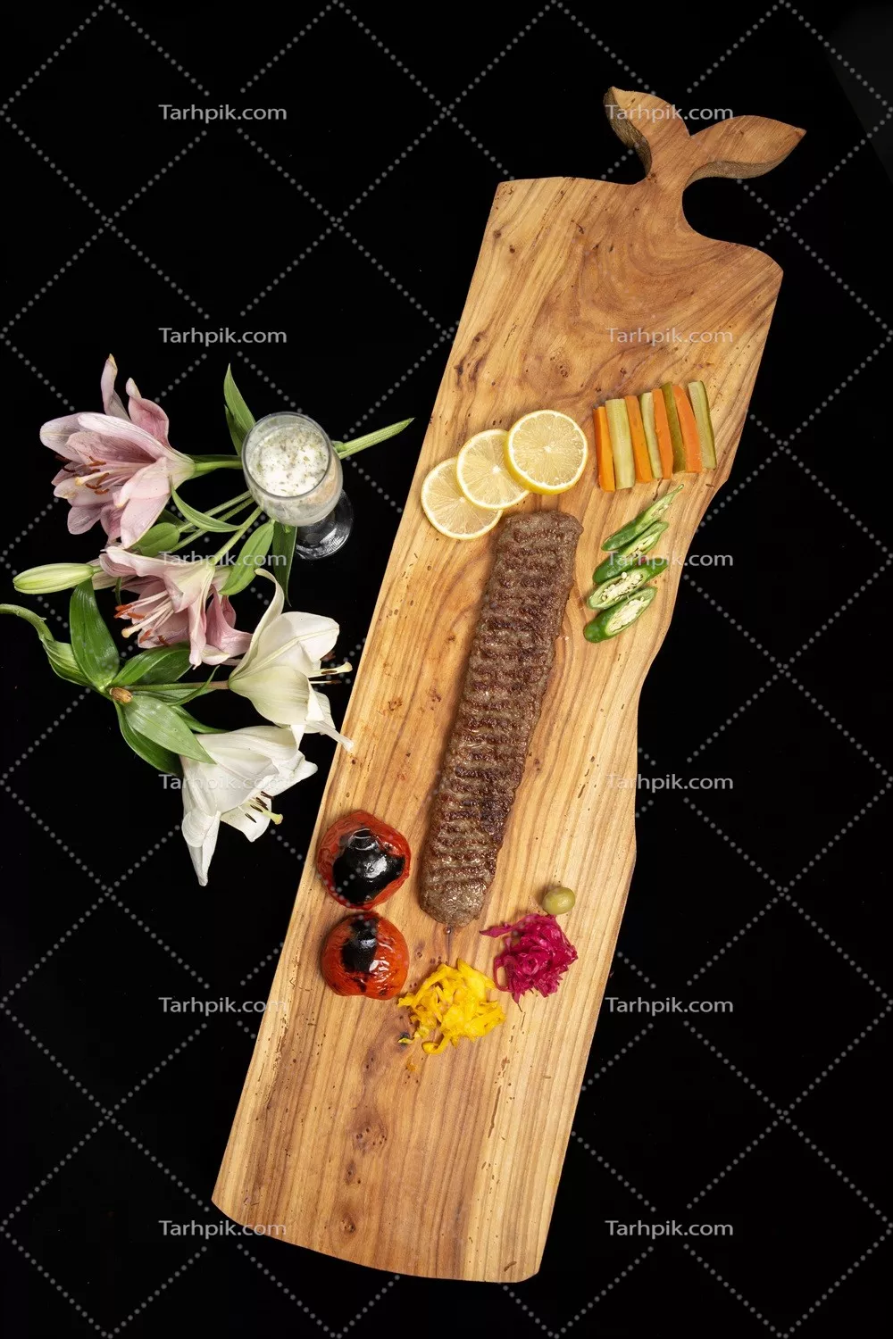 عکس کباب کوبیده روی تخته چوبی با پس زمینه مشکی